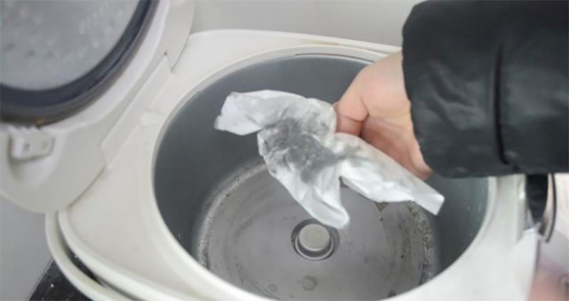 Có thể bạn chưa biết, vệ sinh ở vị trí này của nồi cơm điện sẽ tiết kiệm cả triệu tiền điện mỗi năm